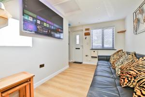 Luxury Cosy Central Detached Cardiff Bungalow with Free Parking
