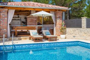 Seafront villa Noah with heated pool