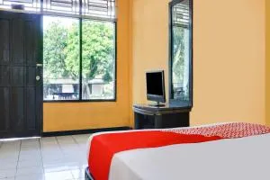 SPOT ON 91797 Mutiara Guest House - Cinangka