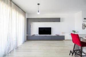 MoHost Two - Chic Mountain-View Getaway