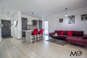 MoHost Two - Chic Mountain-View Getaway