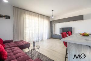 MoHost Two - Chic Mountain-View Getaway