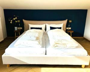 Spacious boutique family apt w sunny balcony & mountain views