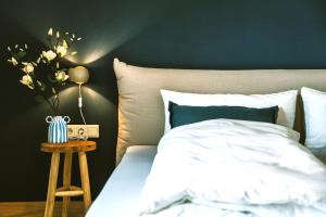 Spacious boutique family apt w sunny balcony & mountain views