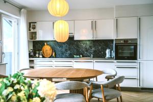 Spacious boutique family apt w sunny balcony & mountain views