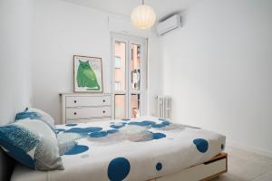 NEW - Modern and Bright - Wi-Fi, A-C - 4 Seats