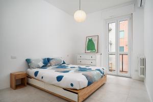 NEW - Modern and Bright - Wi-Fi, A-C - 4 Seats