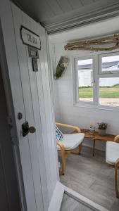 Rosys Retreat-Cosy Beach Chalet Escape in Bacton Norfolk