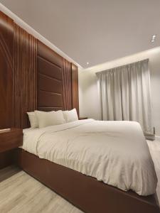 Spacious 1BR Escape - Prime Location - Al Qirawan