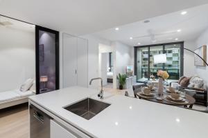 Designer 2 Bed in Queens Wharf Riverfront CBD Gem