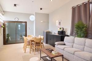 Cozy&Modern 6-BR Home, 14pax - Central, 5mins BTS