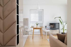 Lema 19 Stylowy Apartament w Zielonej Okolicy & Parking by Noclegi Renters