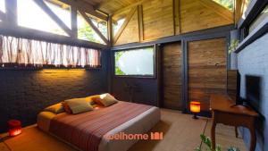 Chale na Mata Atlantica com rio e imersao natural