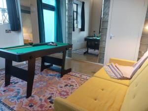 Converted factory loft apartment - Free parking with no height restrictions x 2