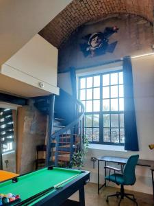 Converted factory loft apartment - Free parking with no height restrictions x 2