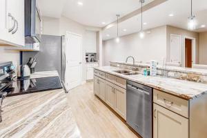 Gulf Access with Boat Slip, Heated Saltwater Pool, Dog-Friendly - Bacino Vista #203 - Roelens