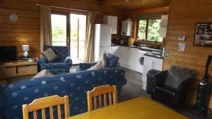 Hand built log cabin at Avonvale Holiday Lodges - Offenham