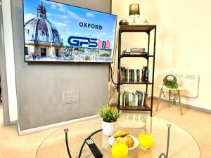 3-Bedroom spacious House, Private garden, Prime location, WiFi, Netflix