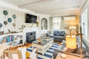 Dock, Sunrise View Waterfront Home on Mt Hope Bay - 福尔里弗