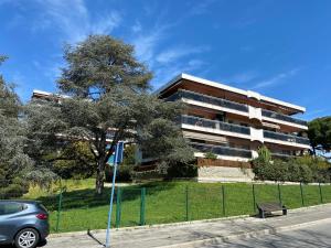 Appartement lumineux et climatisé, face au parc privé et à 10 mins de la plage