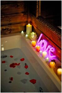 Le Chalet romantique, SPA XXL, 5 min centre ville, Écran cinéma, Lit king size, cascade deau