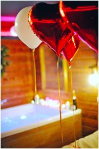 Appartements Le Chalet romantique, SPA XXL, Ecran cinema, Lit king size, cascade d-eau : photos des chambres