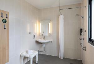 Hotels B&B HOTEL Rouen Saint-Etienne-du-Rouvray : Chambre Double - Accessible aux Personnes à Mobilité Réduite 