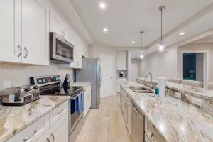 Gulf Access with Boat Slip, Heated Saltwater Pool, Dog-Friendly - Bacino Vista #205 - Roelens