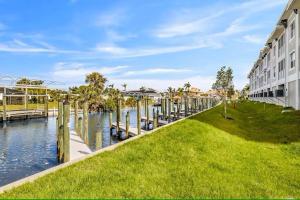 Gulf Access with Boat Slip, Heated Saltwater Pool, Dog-Friendly - Bacino Vista #206 - Roelens