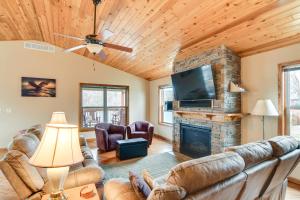 6 Mi to Dtwn Pella Riverfront Cabin with Game Room!