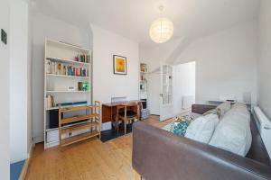 Midcentury Gem with Great Transport Links