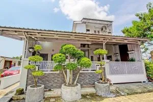 SPOT ON 92012 Homestay Grand Mahkota Permai Syariah - Кілакеп
