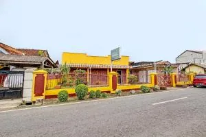 SPOT ON 92018 Homestay Akbar Aufa Syariah - Кілакеп