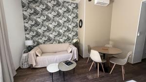 A CASA CORBAIA Appartement 40 m2, jardin privé, parking, proche centre ville et mer Apartment 40 m2, private garden parking near town center and sea port and airport