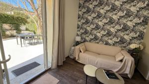 A CASA CORBAIA Appartement 40 m2, jardin privé, parking, proche centre ville et mer Apartment 40 m2, private garden parking near town center and sea port and airport