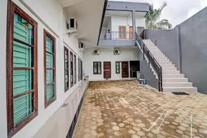 OYO 92057 Reny Kost Syariah - 占碑市