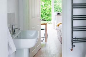 New Snug DoubleEnsuite in Central Forest Row