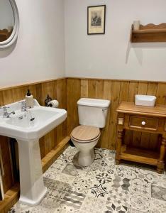 The Old Smithy, Carreghofa Llanymynech - beautiful 2 bedroom, 2 shower room cottage