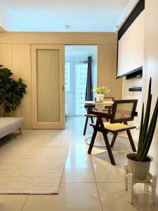 Jazz Residence T2 Rm 405 Homey Muji Inspired Staycation Big Screen Cinema