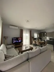 Serene Vista Family Villa - Dhémbla