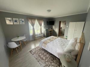 York-R102 Airport Road - Modern Comfort