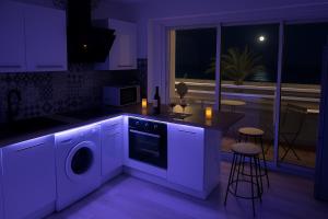 "PLAGE" Splendide Vue Mer depuis la chambre et le salon cuisine, 20m de la plage!