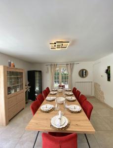 Maisons de vacances Maison avec grand Jardin et Piscine - Capacite 8 Personnes : photos des chambres