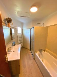 Maisons de vacances Maison avec grand Jardin et Piscine - Capacite 8 Personnes : photos des chambres