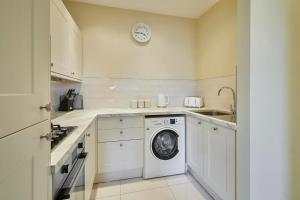 Host & Stay - 3 Metropole Towers