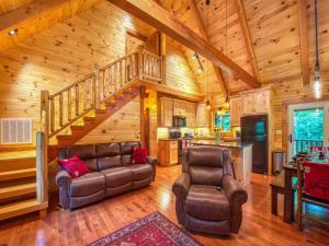 Timber Cabin with Hot Tub and Outdoor Space