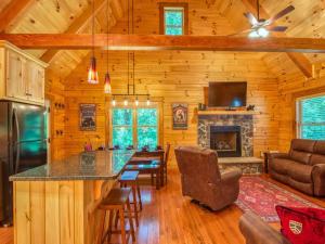 Timber Cabin with Hot Tub and Outdoor Space