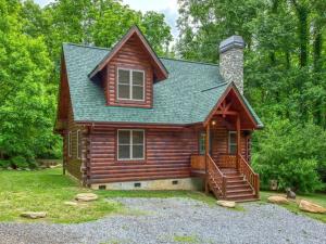 Timber Cabin with Hot Tub and Outdoor Space