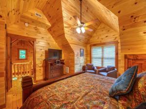 Timber Cabin with Hot Tub and Outdoor Space