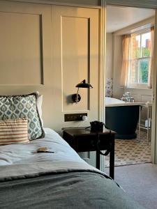 Georgian Deluxe room in Richmond Hill Hotel
